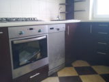 szafki kuchenne wokół kuchenki i zmywarki